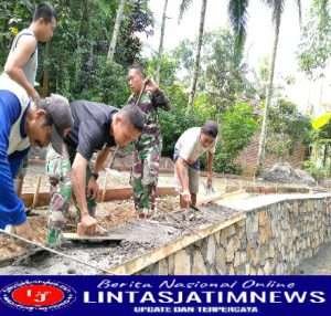 Kebut Pembuatan TPJ, Satgas TMMD Kodim 0806/Trenggalek Kompak Gotong Royong Dengan Warga