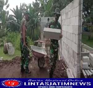 Bersama Warga, Anggota Koramil Kwadungan Kerja Bakti Bangun Masjid