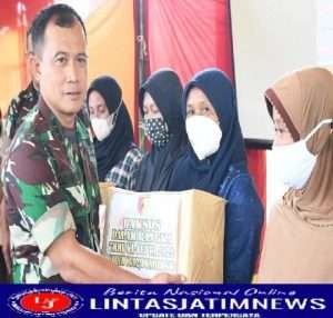 Danrem 081/DSJ Beri Bansos Kepada Masyarakat Kurang Mampu di Desa Cepoko, Ponorogo