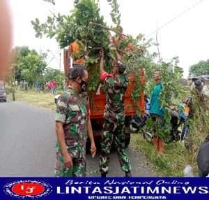 Cegah Penyebaran Covid-19, Babinsa Nusukan  Bersama Tim Saberling Laksanakan Kerja Bakti Bersihkan Lingkungan