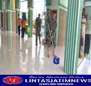 Jumat Bersih, Anggota Koramil Rejotangan Kerja Bakti Bersihkan Masjid Jami’ Al Wasilatut Taqwa