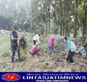 Berbaur Dengan Warga, Babinsa Gedong Karya Bakti Bersihkan Lingkungan
