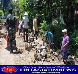 Bersama Warga Binaan, Babinsa Koramil 0805/11 Widodaren Kerja Bakti Perbaikan Jalan