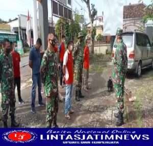 Wujudkan Lingkungan Kerja Yang Sehat, Babinsa Bersinergi Laksanakan Kerja Bakti