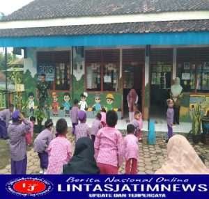 Kepala TK Dharma Wanita Cepoko, Terima Kasih Pak TNI Sudah Memotivasi Anak – Anak Kami