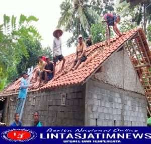 Satgas TMMD Ke 113 Kodim 0806/Trenggalek Mulai Memasang Genteng Rumah Ibu Kadirah