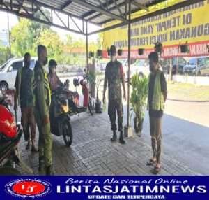 Babinsa Kelurahan Jajar Terapkan PPKM di Swalayan Superindo