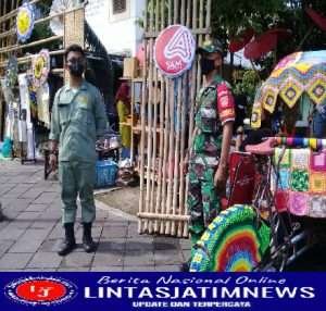 Babinsa Keprabon Bersama Linmas Amankan Kegiatan Solo Art Market di Wilayah Binaan