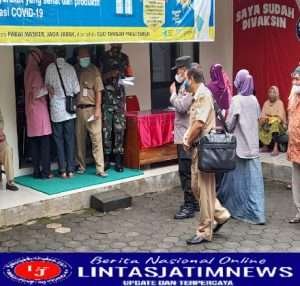 Bantu Kelancaran Vaksinasi, Babinsa Dan Bhabinkamtibmas Dampingi Selama Kegiatan