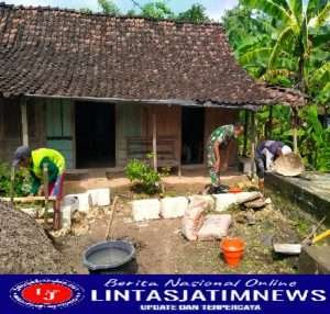 Babinsa Koramil 0805/04 Padas Gotong Royong Bedah Rumah Warga