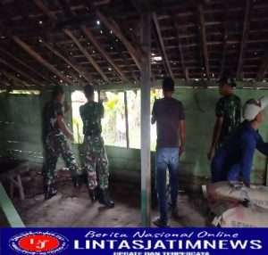 Anggota Posramil Pitu Bersama Warga Gotong-Royong Perbaiki Rumah