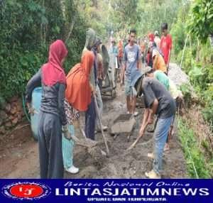 Antusias Bangun Desa, Ibu-Ibu Turut Bekerja Bersama Satgas TMMD ke 113 Kodim 0802/Ponorogo