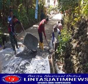 Canda Tawa Warnai Kebersamaan Satgas TMMD dan Warga Dalam Kerjakan Program