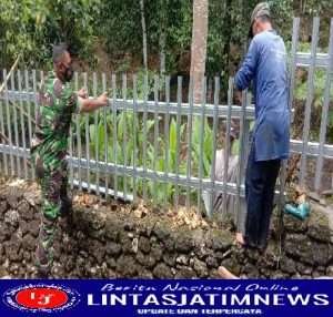 Terjun ke lapangan Babinsa Koramil 0801/11 Donorojo membantu kesulitan warga.