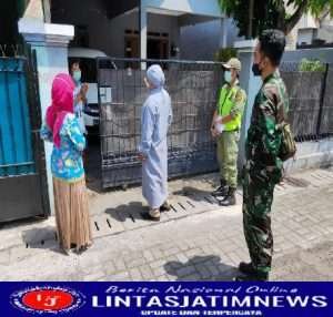 Kompak..!! Sertu Ahmad Dan Serda Tarto Tegakkan Disiplin Prokes di Wilayah Binaan