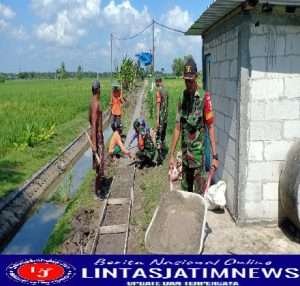 Perlancar Akses Jalan, Anggota Koramil Karangjati Bersama Warga Gotong Royong Rabat Jalan