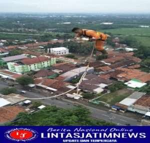 Menikmat Provesi Sebagai Pemanjat Tower Meskipun Jauh Dari Keluarga