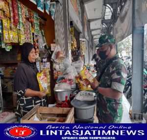 Blusukan Pasar, Babinsa Grogol Cek Harga Minyak Goreng