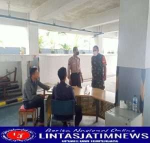 Babinsa Sondakan Sampaikan Himbauan Prokes Kepada Security Perkantoran Graha Indosat