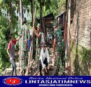 Anggota Koramil Ngawi Kerja Bakti Bangun Rumah Warga