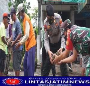 Gotong Royong Perbaiki Jalan Desa, Polres Trenggalek Gelar Bhaksos