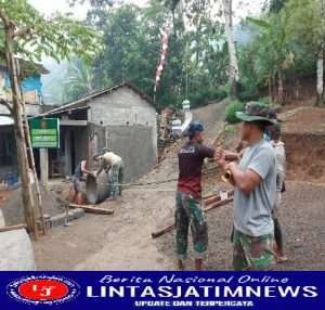 Anggota Satgas TMMD Ke 113 Bantu Warga Buatkan Septic Tank