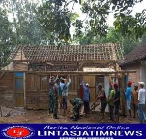 Ringankan Beban Warga, Anggota Koramil Ngrambe Gotong Royong Bantu Rehab Rumah Warga Tidak Mampu