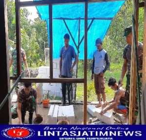Bersama Masyarakat, Anggota Koramil Kwadungan Gotong Royong Rehab Rumah Warga