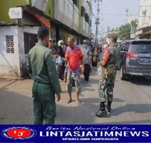 Cegah Penyebaran Covid-19,  Babinsa Kelurahan Setabelan Laksanakan Pengawasan PPKM di Pasar Legi