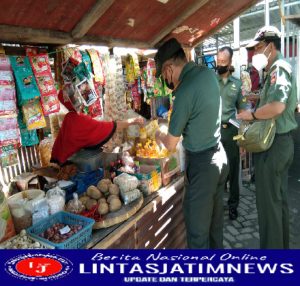 Danramil 01/Sukoharjo Berserta Anggota, Cek Langsung Harga Minyak Goreng Di Pasar Cuplik