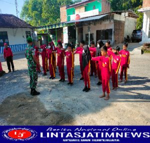 Babinsa Koramil 0805/12 Mantingan Latih Siswa SD Peraturan Baris Berbaris (PBB)