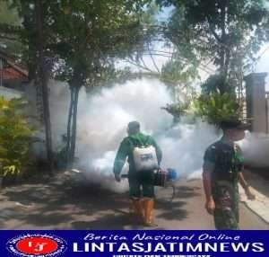 Cegah DBD Babinsa Sumber Bersama Petugas RS Slamet Riadi Laksanakan Fogging