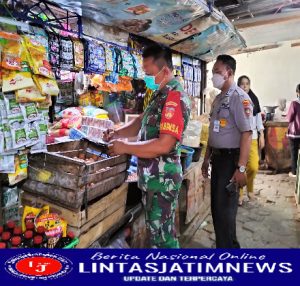 Sertu Priyanto Blusukan ke Pasar Harjodaksino Cek Perkembangan Harga Minyak Goreng