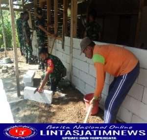 Babinsa Ploso Lor Bantu Masyarakat Lakukan Renovasi Rumah Dalam Program Rutilahu