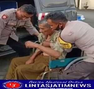Pelayanan Prima, Polisi di Gresik Bantu Kakek Sakit Stroke Pulang ke Rumah