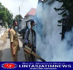 Dinas Kesehatan Tuban Lakukan Fogging di Desa Plumpang, Antisipasi DBD