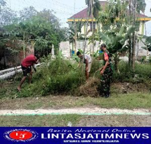 Kodim Sragen-Peduli Dunia Olah Raga, Babinsa Gilirejo Bersama Warga Gotong-Royong Bersihkan Lapangan Bola Voli