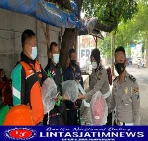 Menjelang Operasi Patuh Semeru 2022, Satlantas Polres Batu Bagi – bagi Helm Gratis