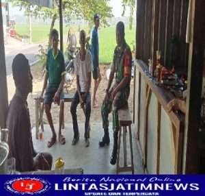 Kodim Sragen, Babinsa Ingatkan Warga Agar Selalu Menjaga Kebersihan Lingkungan