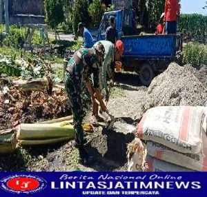 Bersama Warga Binaan, Anggota Koramil Geneng Kerja Bakti Bangun Rumah