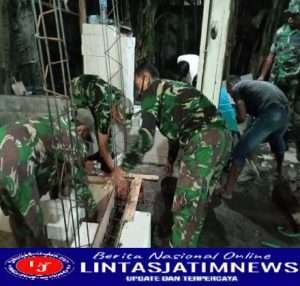 Manunggal dengan Rakyat, Babinsa Koramil 0805/01 Bantu Rehap Rumah Warga