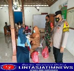 Wujud Sinergitas TNI-Polri, Babinsa Golo Bersama Bhabinkamtibmas Dampingi Vaksinasi