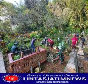 Satgas TMMD Ke-113 Kodim 0806/Trenggalek Bersama Warga Karya Bakti Pembersihan Pemakaman Umum