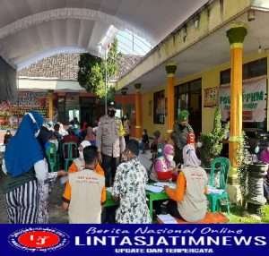 Babinsa Koramil Kwadungan Dampingi Vaksinasi di Wilayah Binaan