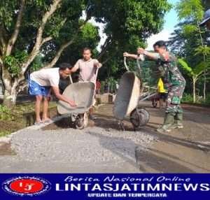 Babinsa Sambi Ikut Gotong Royong Cor Jalan