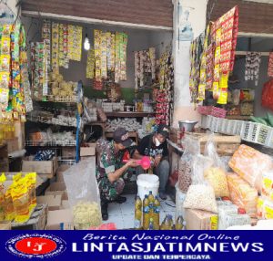 Babinsa Blusukan Pasar Cek Harga Minyak Goreng Curah