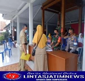 Bersinergi, Koramil 22/Slogohimo Dan Polsek Berikan Pendampingan Vaksinasi