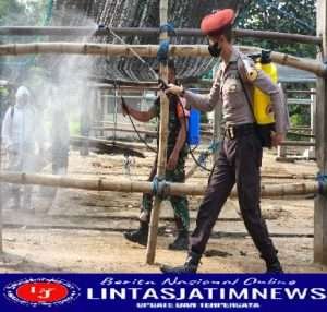 Gunakan Watercanon,Polres Blitar Kota Semprotkan Disinfektan di Pasar Dimoro