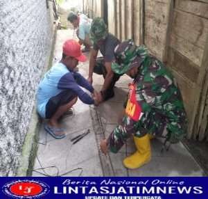 Koptu Hendrik Bantu Warga Dalam Pembuatan MCK