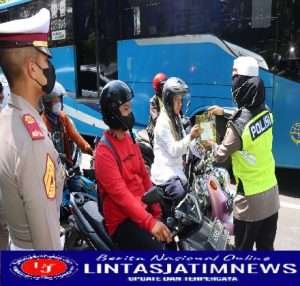 Cara Unik Polantas Polres Tanjung Perak Sampaikan Pesan Kamseltibcarlantas